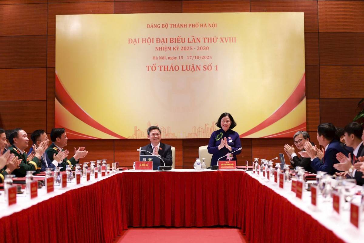 Các đại biểu Tổ thảo luận số 1 thảo luận trong phiên trù bị Đại hội đại biểu Đảng bộ Thành phố Hà Nội lần thứ XVIII.