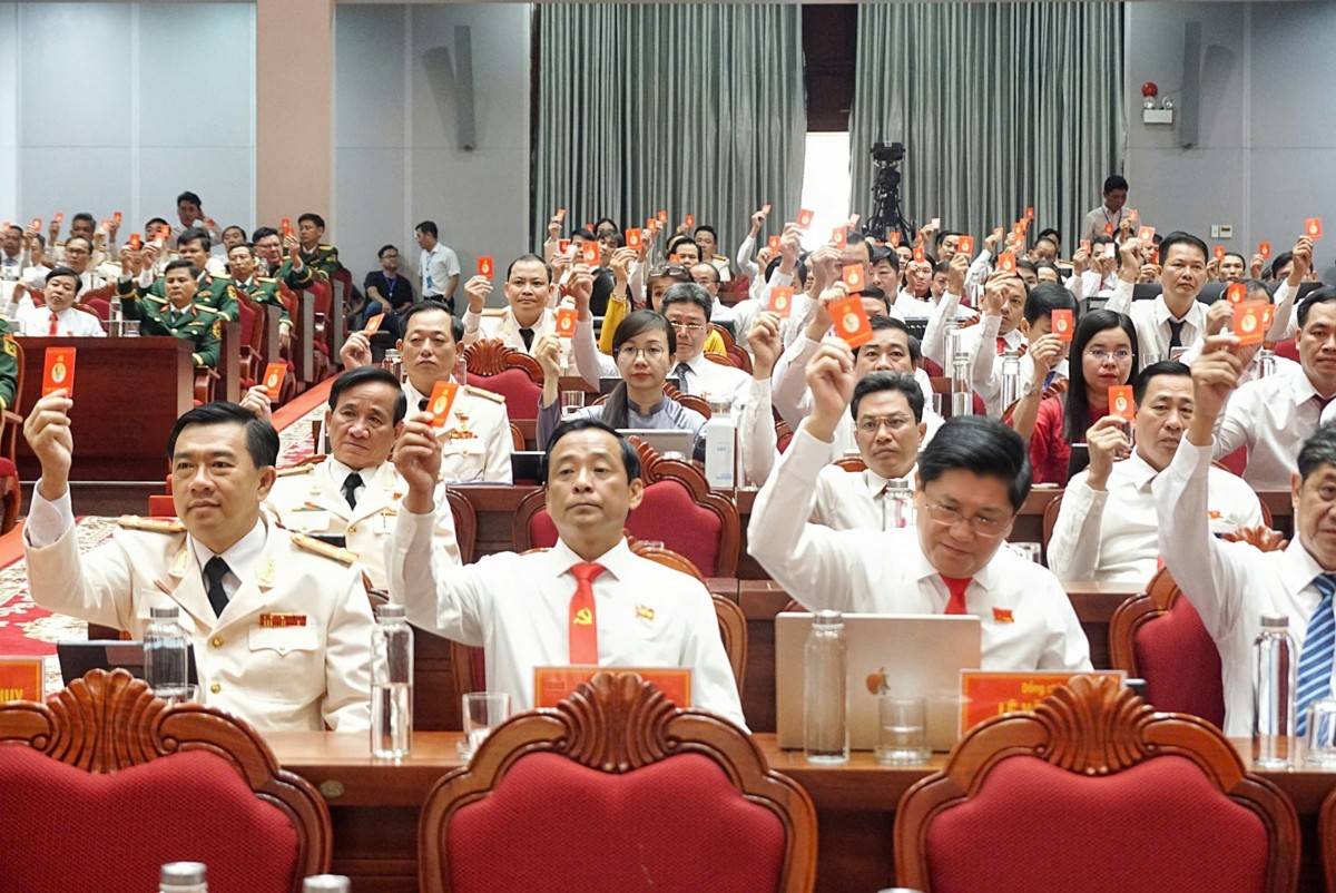 Toàn bộ danh sách nhân sự được Đại hội biểu quyết thống nhất tuyệt đối 100%, cho thấy sự chuẩn bị kỹ lưỡng, đồng thuận cao của toàn Đảng bộ.