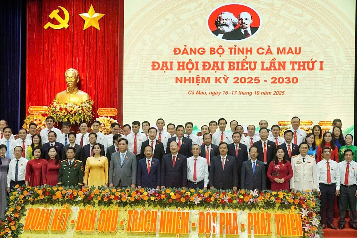 Các đại biểu chụp ảnh kỷ niệm cùng lãnh đạo tỉnh Cà Mau.