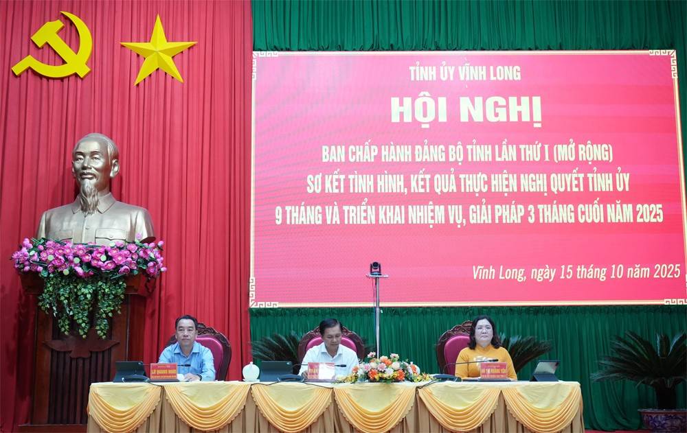 Chủ trì hội nghị.