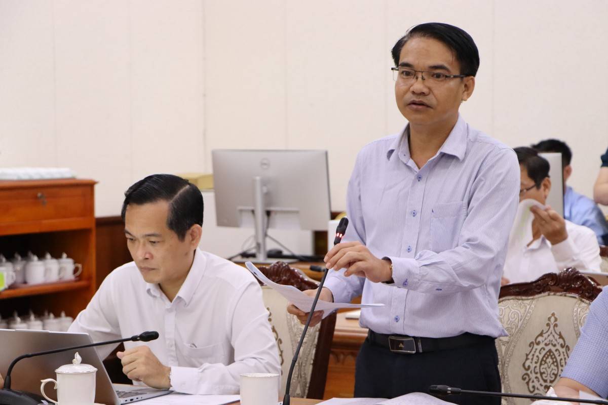 Đại diện Văn phòng UBND Thành phố báo cáo tình hình thực hiện tiếp nhận, giải quyết TTHC trên địa bàn Thành phố