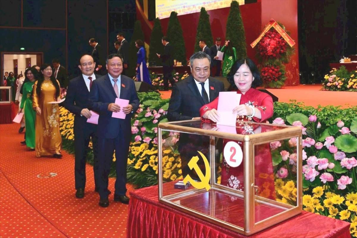 Bí thư Thành ủy Hà Nội Bùi Thị Minh Hoài và các đồng chí Thường trực Thành ủy Hà Nội tiến hành bỏ phiếu. Ảnh: Thành Thái Anh