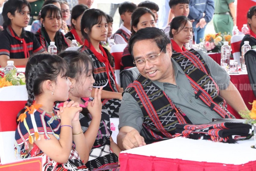 2 em học sinh được Thủ tướng mời lên ngồi cùng hàng ghế đã có những phút trò chuyện rất vui với người đứng đầu Chính phủ