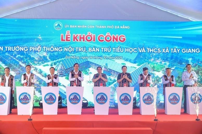 Thủ tướng Phạm Minh Chính và các đại biểu thực hiện nghi thức khởi công dự án