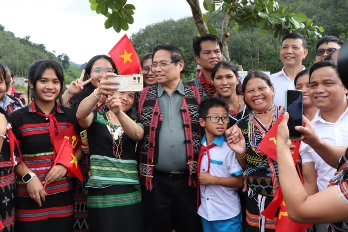 Thủ tướng Phạm Minh Chính trồng cây lưu niệm và chụp ảnh với cán bộ, người dân và các em học sinh