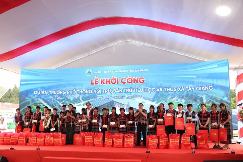 Thủ tướng Phạm Minh Chính tặng quà cho người dân địa phương và các em học sinh