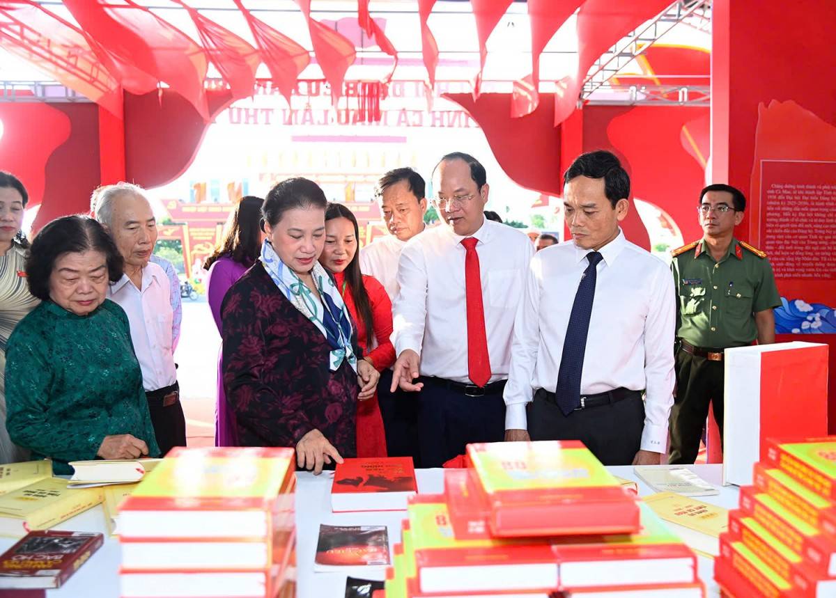  ông Trần Lưu Quang, Bí thư Trung ương Đảng, Bí thư Thành ủy TP. Hồ Chí Minh, cùng nguyên Chủ tịch Quốc hội Nguyễn Thị Kim NgânTham quan Không gian tiie63n lãm