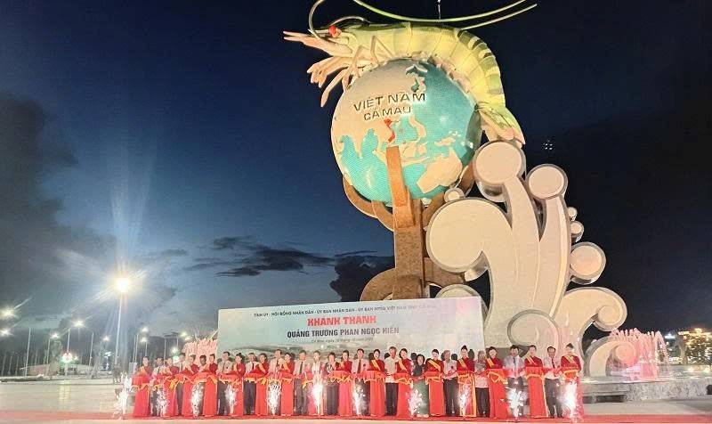 Quảng trường Phan Ngọc Hiển đã chinh phục người xem