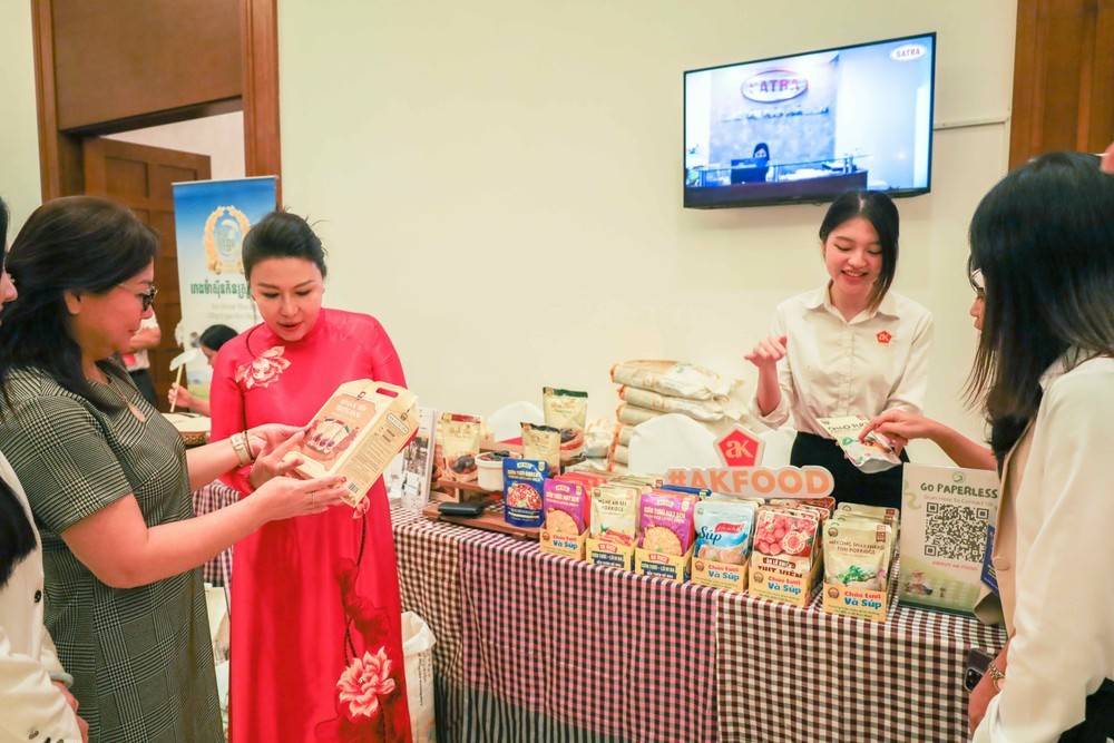 Sản phẩm của Công ty AK food được giới thiệu tại diễn đàn. Sản phẩm của Công ty AK food được giới thiệu tại diễn đàn.
