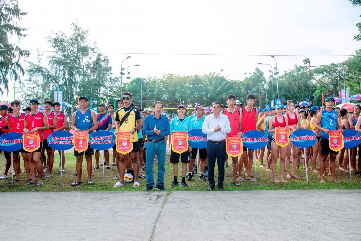 Cần Thơ: Khai mạc đội Đội nữ Cần Thơ và nam Khánh Hòa giành giải nhất giải vô địch trẻ quốc gia môn bóng chuyền bãi biển 2x2.