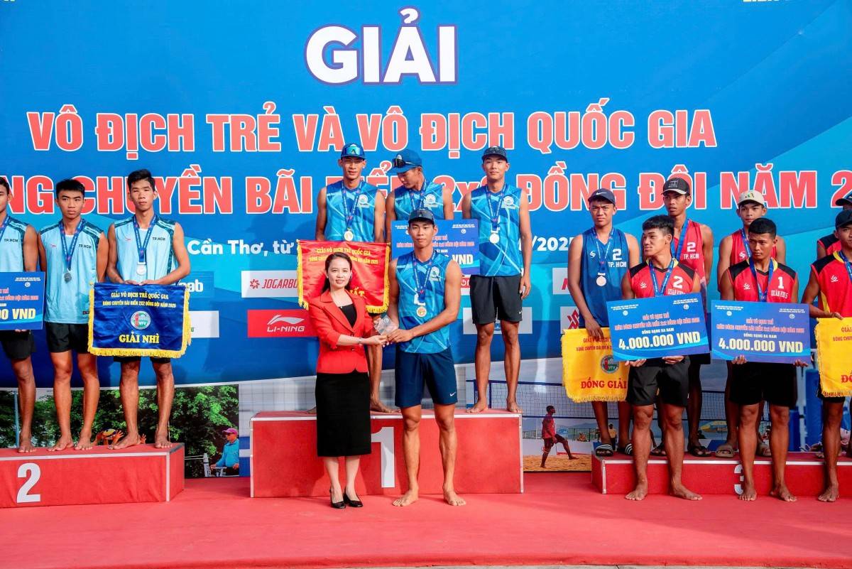 Cần Thơ: Khai mạc đội Đội nữ Cần Thơ và nam Khánh Hòa giành giải nhất giải vô địch trẻ quốc gia môn bóng chuyền bãi biển 2x2.