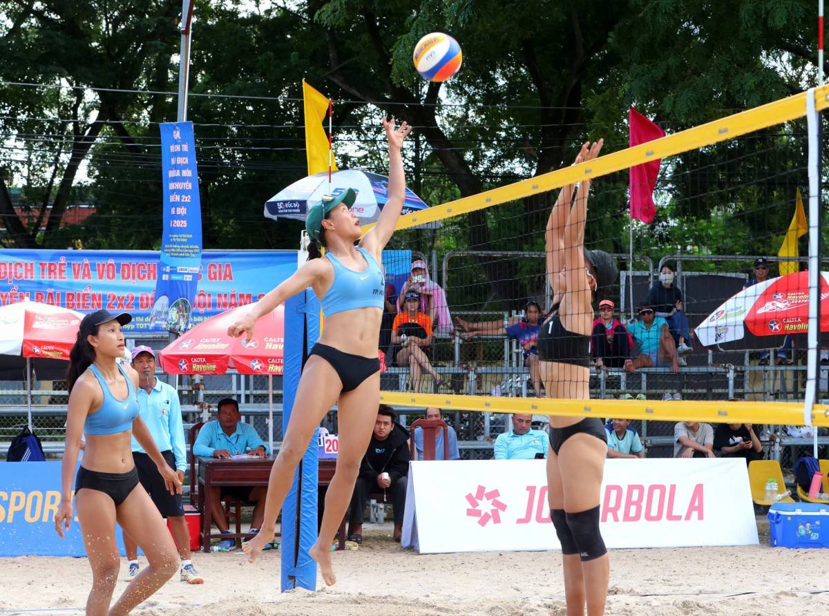 Cần Thơ: Khai mạc đội Đội nữ Cần Thơ và nam Khánh Hòa giành giải nhất giải vô địch trẻ quốc gia môn bóng chuyền bãi biển 2x2.
