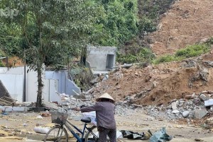 Lào Cai: Người phụ nữ mất chồng, mất nhà sau mùa mưa bão