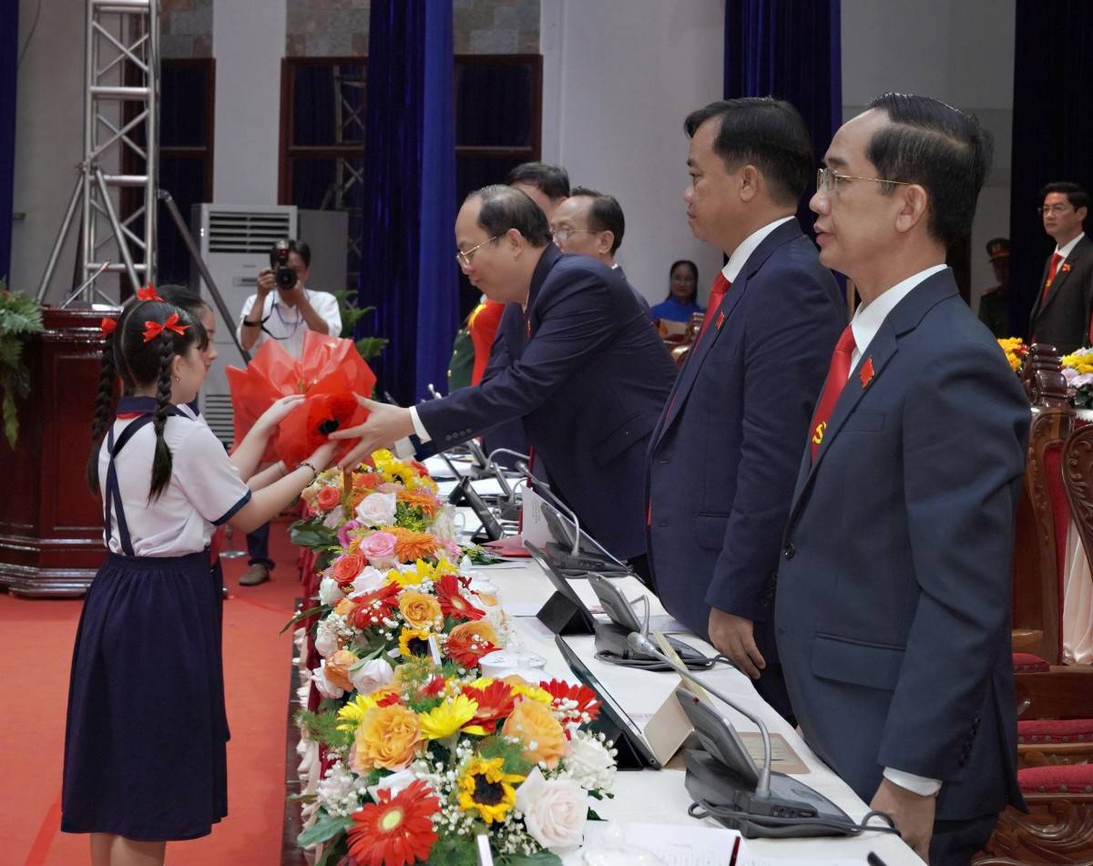 Lãnh đạo tỉnh Cà Mau nhận hoa chúc mừng từ các cháu thiếu nhi.