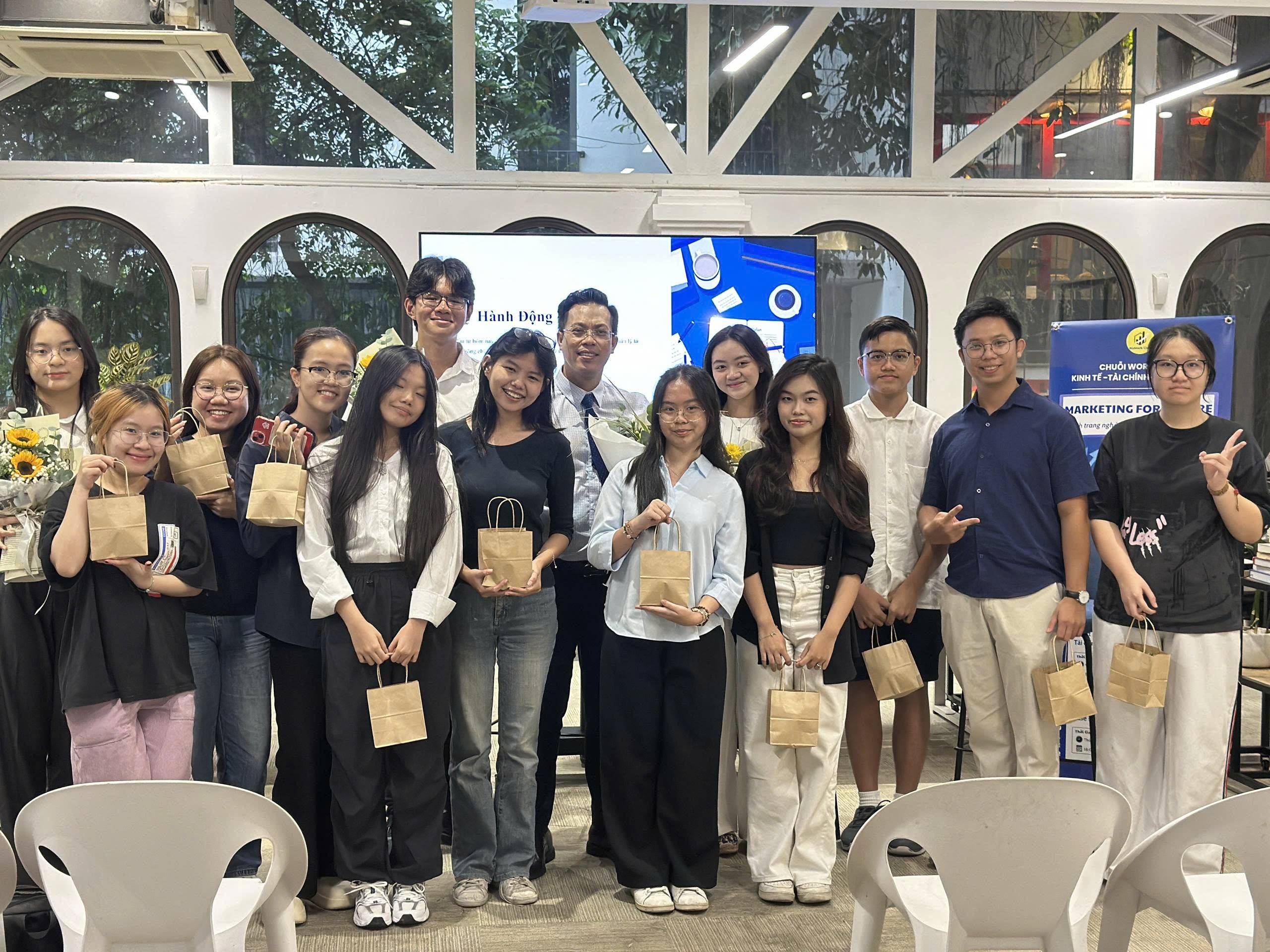 Từ lớp học đến thực tế: Gen Z đang tự dạy nhau quản lý tài chính cá nhân