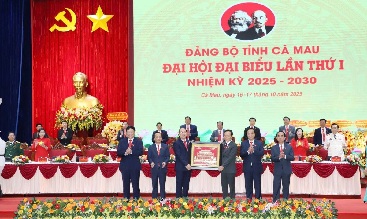 Đồng chí Trần Lưu Quang, Bí thư Trung ương Đảng, Bí thư Thành uỷ TP Hồ Chí Minh, tặng quà chúc mừng Đại hội.