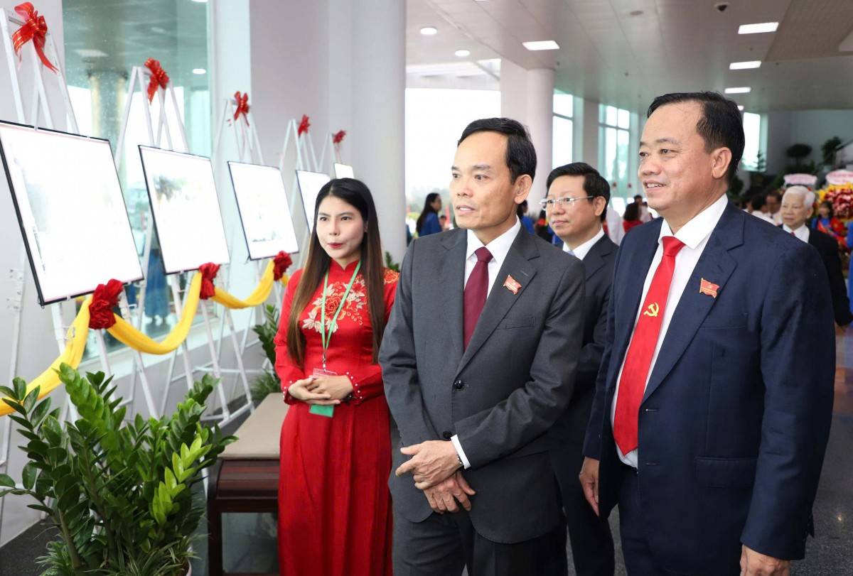 Bí thư Trung ương Đảng, Bí thư Thành ủy TP. Hồ Chí Minh Trần Lưu Quang tham quan triễn lãm tại Đại hội.