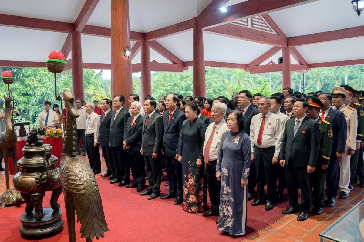 Bí thư Trung ương Đảng, Bí thư Thành ủy TP. Hồ Chí Minh Trần Lưu Quang cùng các đồng chí nguyên Ủy viên Bộ Chính trị; Ủy viên Ban Bí thư; các đồng chí Ủy viên, nguyên ủy viên Trung ương Đảng; lãnh đạo các Bộ, ban, ngành Trung ương