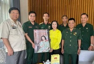 CLB Trái tim người lính Phương Nam tặng ảnh phục dựng cho người có công nhân ngày 20/10