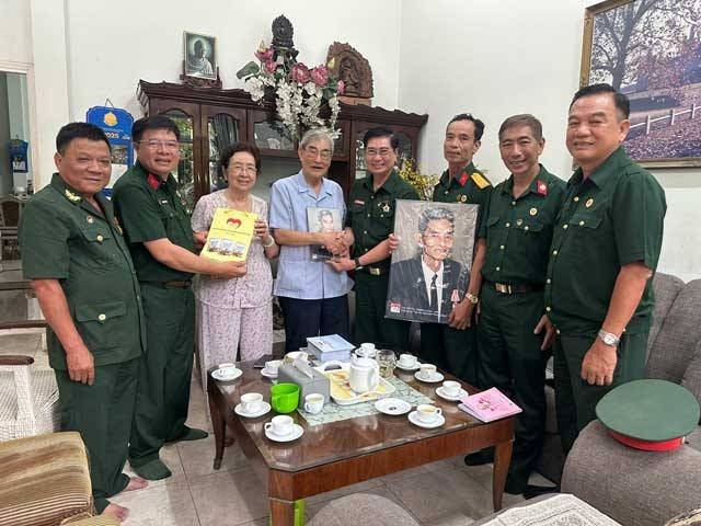 CLB Trái tim người lính Phương Nam tặng ảnh phục dựng cho người có công nhân ngày 20/10
