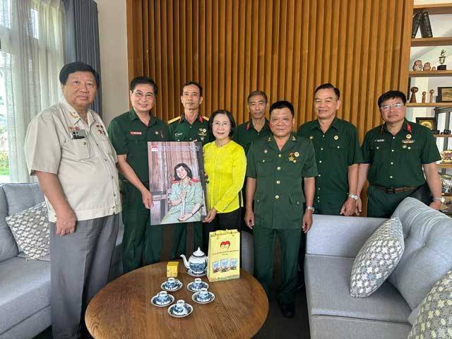 CLB Trái tim người lính Phương Nam tặng ảnh phục dựng cho người có công nhân ngày 20/10