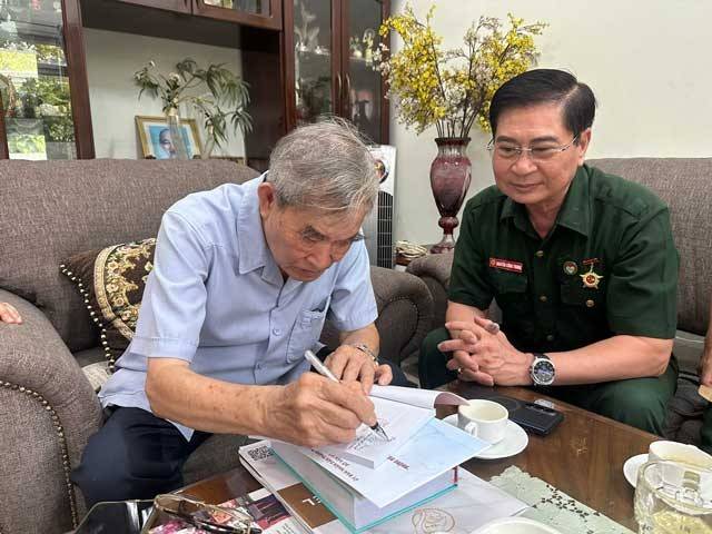 CLB Trái tim người lính Phương Nam tặng ảnh phục dựng cho người có công nhân ngày 20/10