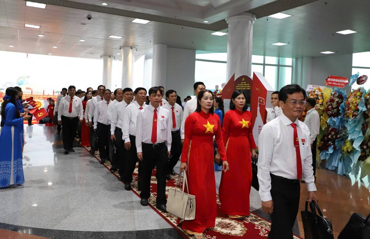 450 đại biểu chính thức, đại diện hơn 82 ngàn đảng viên trong toàn Đảng bộ về dự.