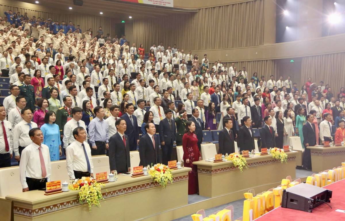 Các đại biểu thực hiện nghi lễ chào cờ