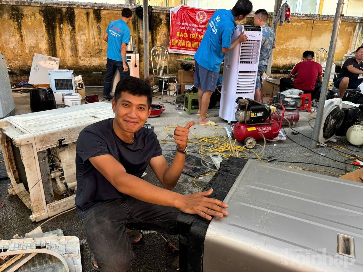 Thợ điện lạnh Phú Thọ hồi sinh các thiết bị vùng lũ Thái Nguyên sau bão