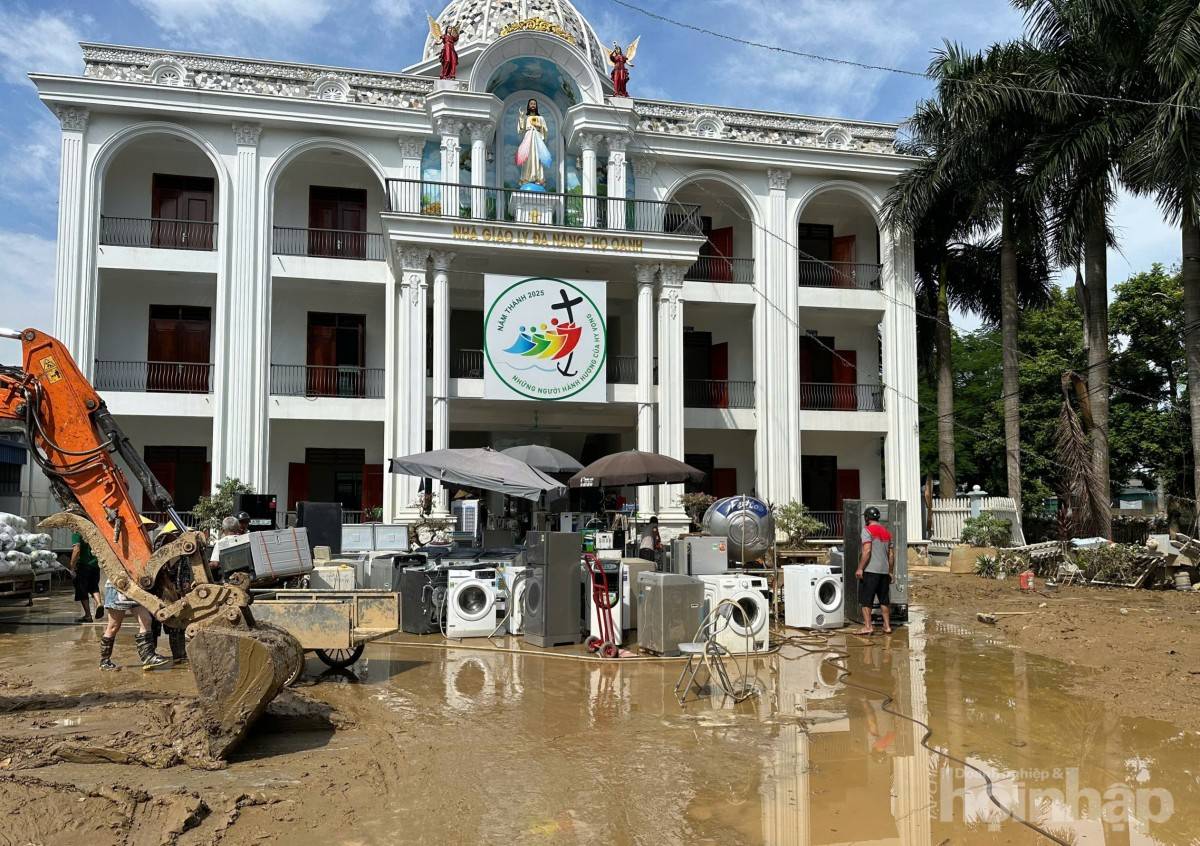 Thợ điện lạnh Phú Thọ hồi sinh các thiết bị vùng lũ Thái Nguyên sau bão