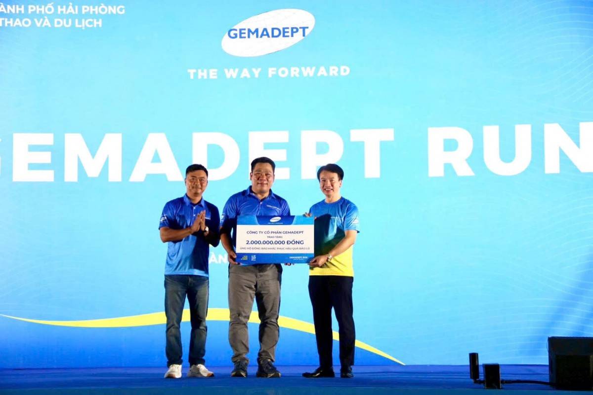 Ban tổ chức giải trao số tiền 2 tỷ đồng ủng hộ đồng bào khắc phục thiệt hại do bão lũ thông qua đại diện Ủy ban MTTQ Việt Nam thành phố Hải Phòng.