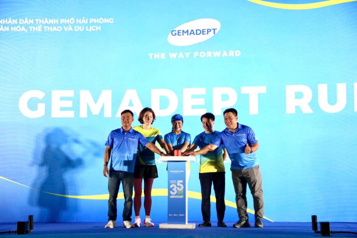 Các đại biểu và Ban tổ chức nhấn nút khởi động giải chạy.