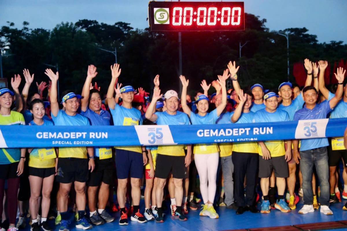 Đồng chí Lê Tiến Châu, Ủy viên Trung ương Đảng, Bí thư Thành ủy, Trưởng Đoàn Đại biểu Quốc hội thành phố Hải Phòng và các đại biểu, vận động viên chuẩn bị xuất phát.