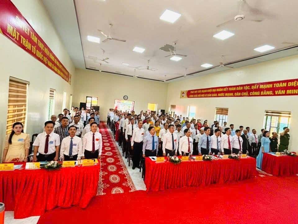 Các đại biểu làm nghi lễ chào cờ