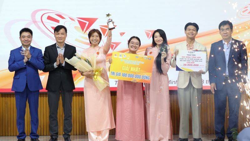 Ban tổ chức trao giải Nhất cho Đội thi NEXTEDGE.