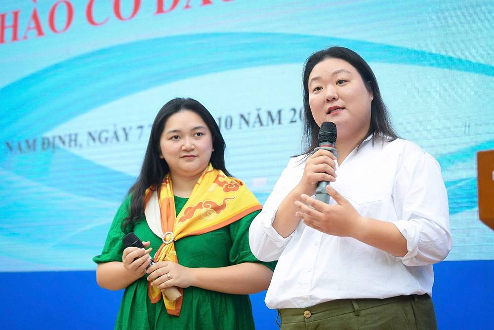 Ths. Phan Mỹ Linh – Đồng sáng lập Liên đoàn Tranh biện Việt Nam, Cố vấn chuyên môn cao cấp của cuộc thi “Tiếng nói Xanh” (trái) và bà Hyewon Rho – Giám đốc điều hành Debate For All, HLV trưởng đội tuyển Việt Nam tại Giải vô địch Tranh biện thế giới bậc trung học – WSDC (phải) chia sẻ về những điểm mới trong cuộc thi Tiếng nói Xanh năm nay