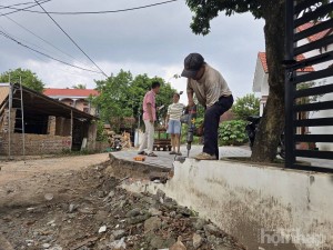 Giáo dân Minh Đức đồng lòng hiến đất mở đường quê