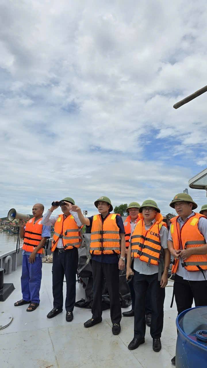 Đoàn công tác của Cục HH&ĐT VN và Chi cục HH&ĐT phía Bắc kiểm tra công tác thường trực chống va trôi khu vực Đền Cờn - s.Hoàng Mai