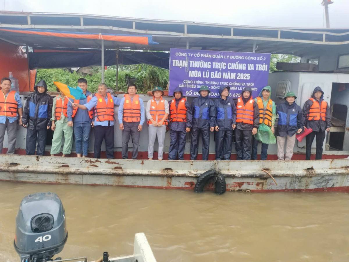 Kiểm tra chống va trôi tại cầu Triều Dương (Cơn bão số 5)