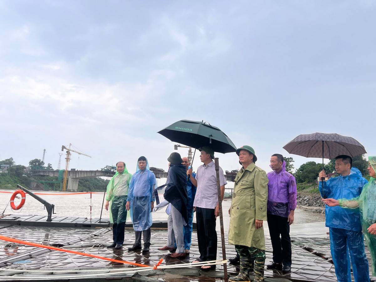 Kiểm tra công tác PCBL tại cầu phao Phong Châu