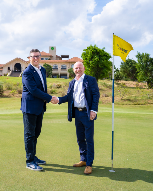 Ông Ben Styles, Giám đốc điều hành Tập đoàn 54 (trái) và ông Stephen Fenn, Tổng Quản lý NovaWorld Phan Thiet Golf Club.