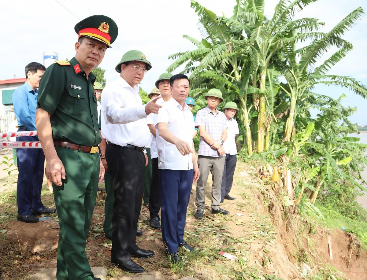 Phú Thọ khẩn trương ứng phó sạt lở nghiêm trọng đê hữu sông Thao