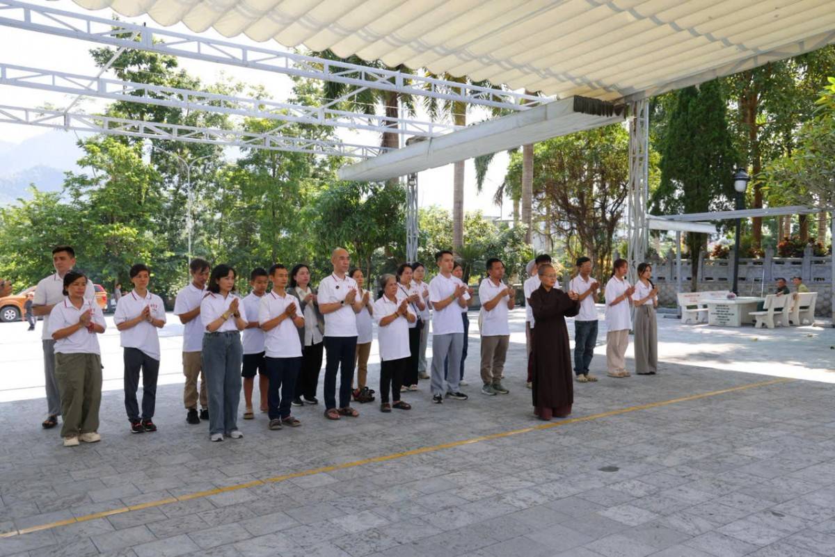 1,Đoàn thành kính dâng hương tưởng niệm các Anh hùng Liệt sĩ tại Nghĩa trang Quốc gia Vị Xuyên