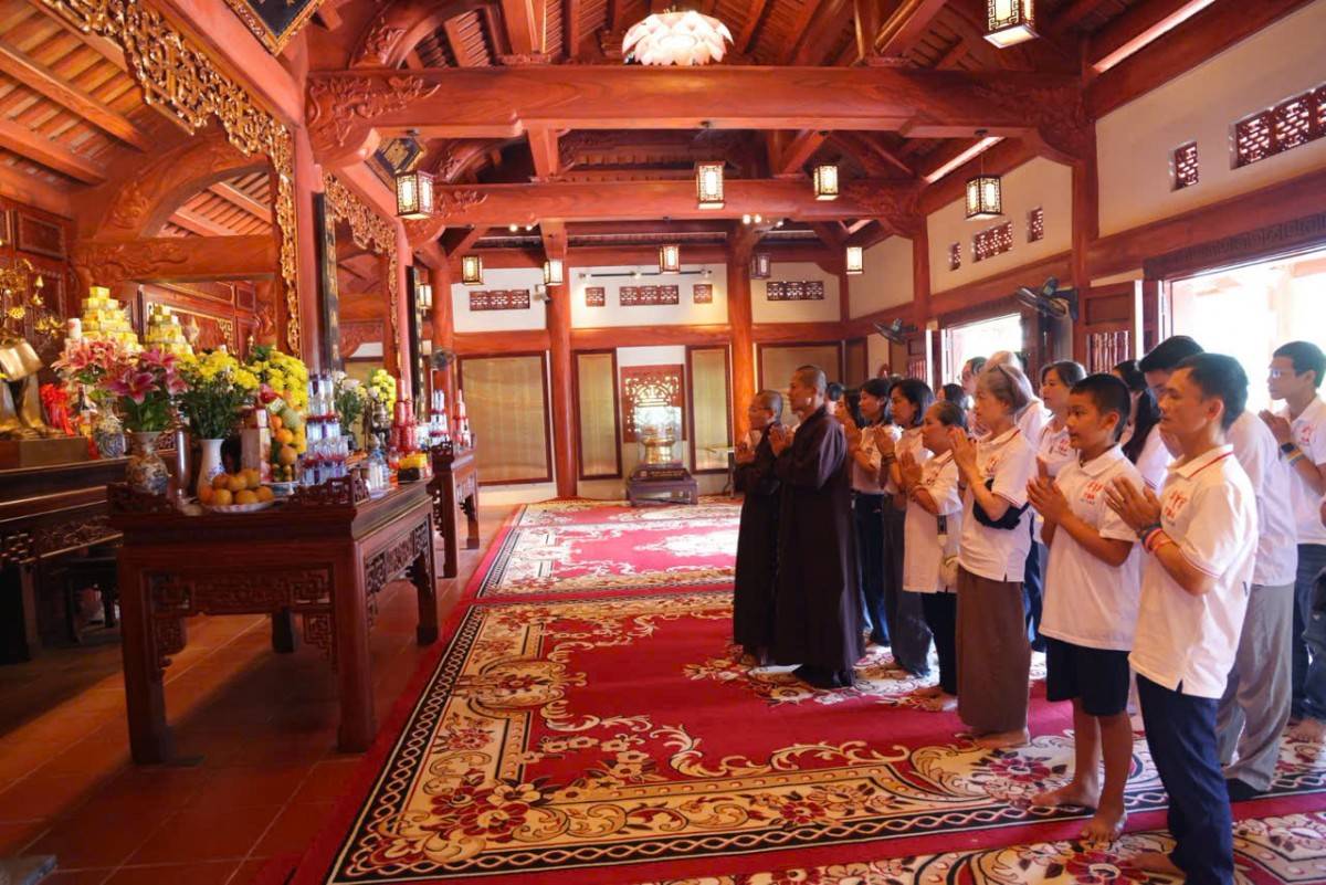 2, Các Chư Ni Đại Bảo Tháp Mandala Tây Thiên và thành viên YDA Việt Nam dâng hương tại Đền thờ Anh hùng Liệt sĩ Mặt trận Vị Xuyên