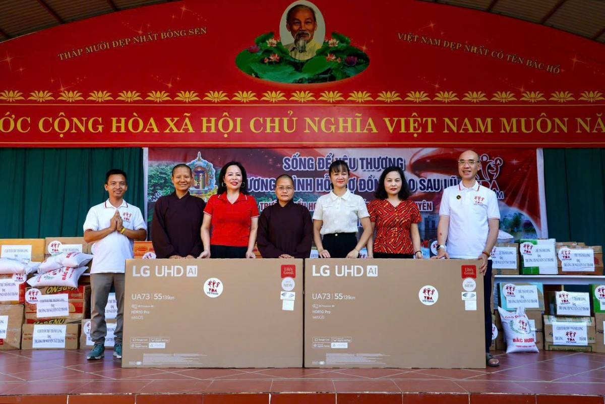 Trường TH Nguyễn Tất Thành tiếp nhận Ti vi và quà cứu trợ từ đoàn thiện nguyện