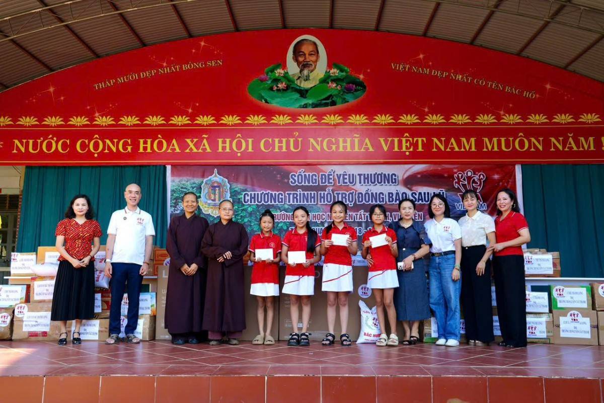 Các Chư Ni Đại Bảo Tháp Mandala Tây Thiên và thành viên YDA Việt Nam trao học bổng cho học sinh có hoàn cảnh khó khăn xã Vị Xuyên