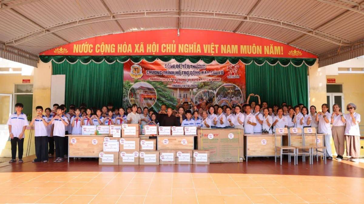 Thầy trò trường THCS Lý Tự Trọng tiếp nhận quà từ đoàn cứu trợ