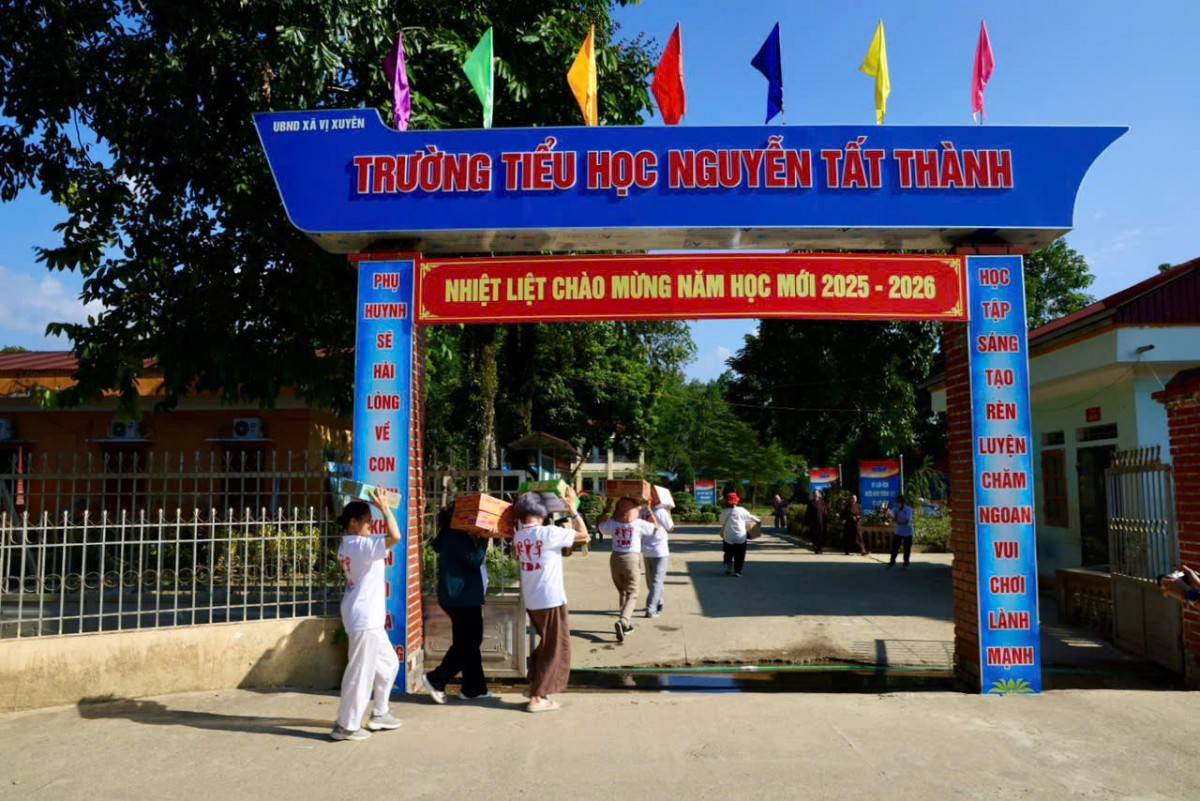  Các thành viên YDA Việt Nam vận chuyển quà cứu trợ các trường học ngập lũ tại xã Vị Xuyên, Tuyên Quang