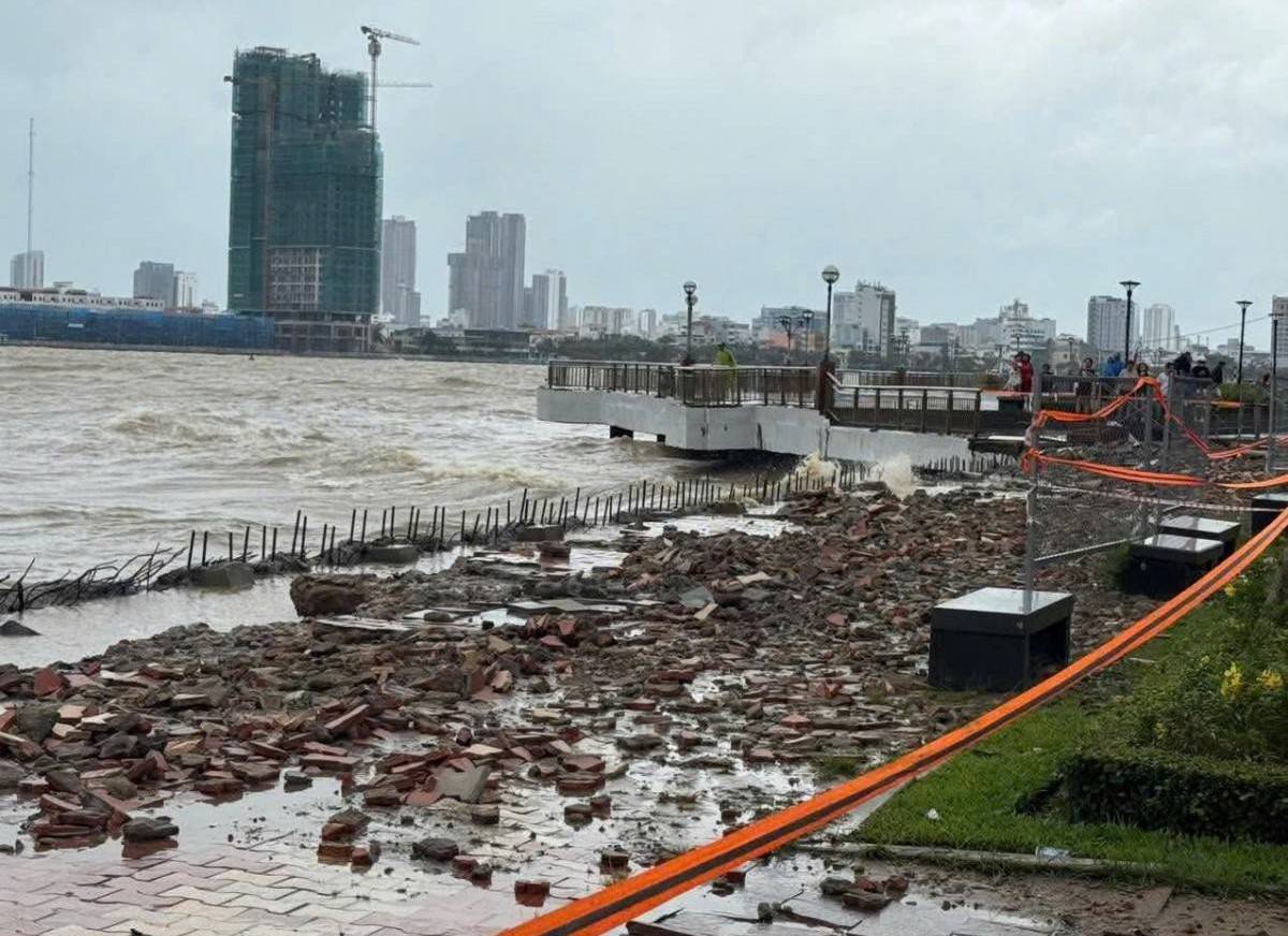Đà Nẵng nước sông Hàn dâng cao, bờ kè Như Nguyệt bị sóng đánh hư hỏng nặng