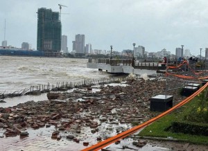 Đà Nẵng nước sông Hàn dâng cao, bờ kè Như Nguyệt bị sóng đánh hư hỏng nặng